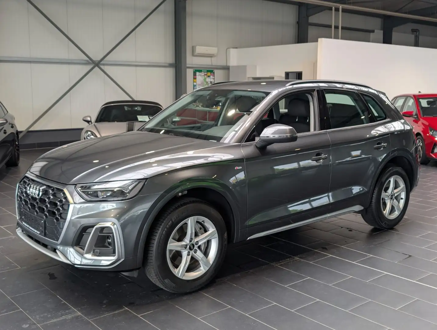 Audi Q5 S line 2023 — вид спереду